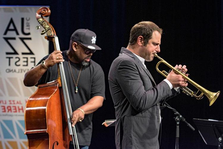 多明尼克Farinacci and Christian McBride perform during a recent taping of Applause Performances